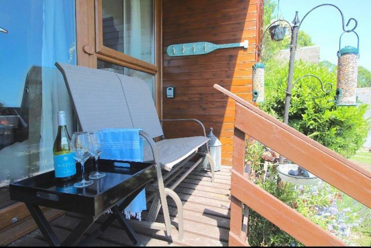 Clifftop Chalet With Pool Deal Kültér fotó